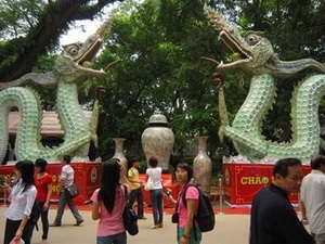 Hanoi : inauguration d'une paire de dragons en céramique